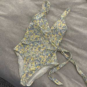 Summer salt perfect wrap one piece size 4 floral print